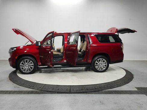 Used 2021 Chevrolet Suburban Premier w/ Premium Package AWD/4WD image 12