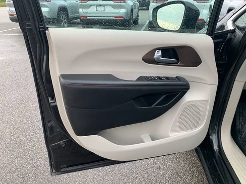 Used 2018 Chrysler Pacifica Touring-L FWD image 7