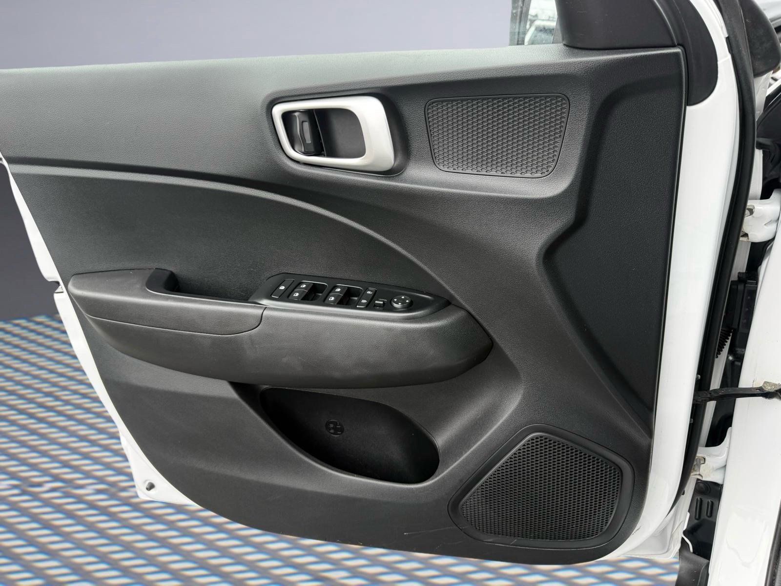 Used 2021 Hyundai Venue FWD image 21