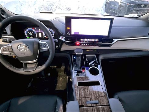 New 2026 Toyota Sienna Platinum image 5