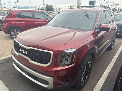 Used 2023 Kia Telluride EX w/ EX Captain's Chair Package image 4