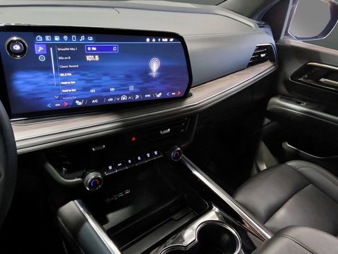 Used 2025 Chevrolet Suburban Z71 image 23