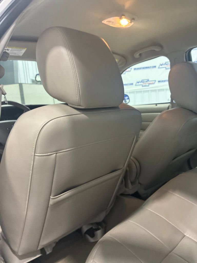 Used 2011 Ford Crown Victoria LX w/ Comfort Appearance Pkg RWD image 18