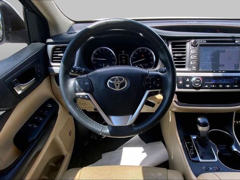 Used 2016 Toyota Highlander Limited w/ Driver Technology Package AWD/4WD image 5