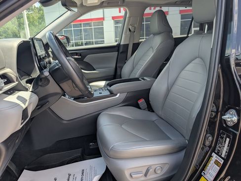 Used 2022 Toyota Highlander XLE FWD image 11