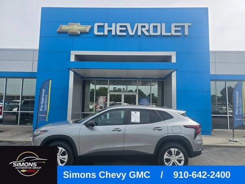 Used 2024 Chevrolet Trax LS w/ Driver Confidence Package FWD image 2