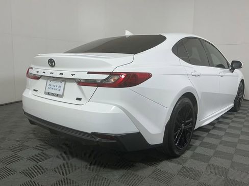 Used 2025 Toyota Camry SE image 5