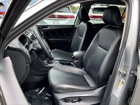 Used 2022 Volkswagen Tiguan SE image 8