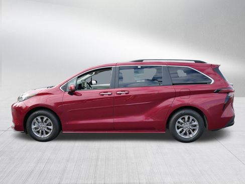 Certified 2022 Toyota Sienna XLE w/ XLE Plus Package FWD image 4