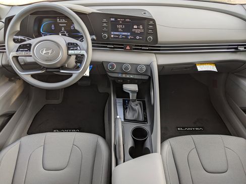 New 2025 Hyundai Elantra SE image 12