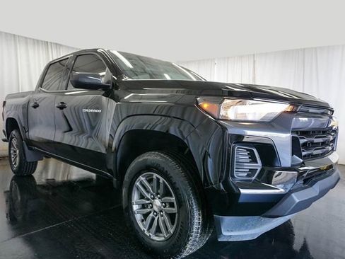 Used 2025 Chevrolet Colorado LT image 2