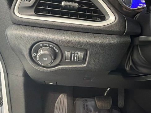 Used 2025 Chrysler Pacifica Select FWD image 10