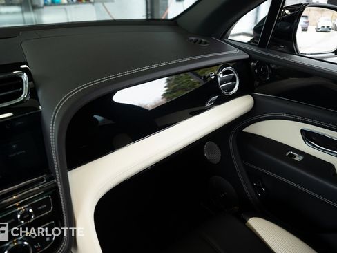 Used 2024 Bentley Bentayga image 28