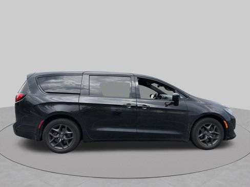 Used 2018 Chrysler Pacifica Touring Plus w/ S Appearance Package FWD image 6