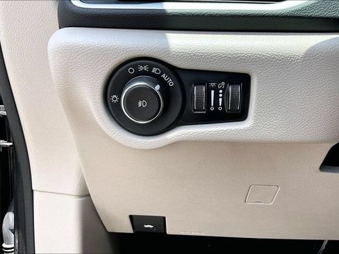 Used 2023 Chrysler Pacifica Touring-L FWD image 15