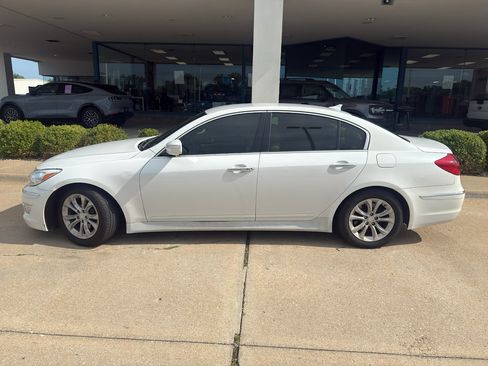 Used 2013 Hyundai Genesis 3.8 RWD image 9
