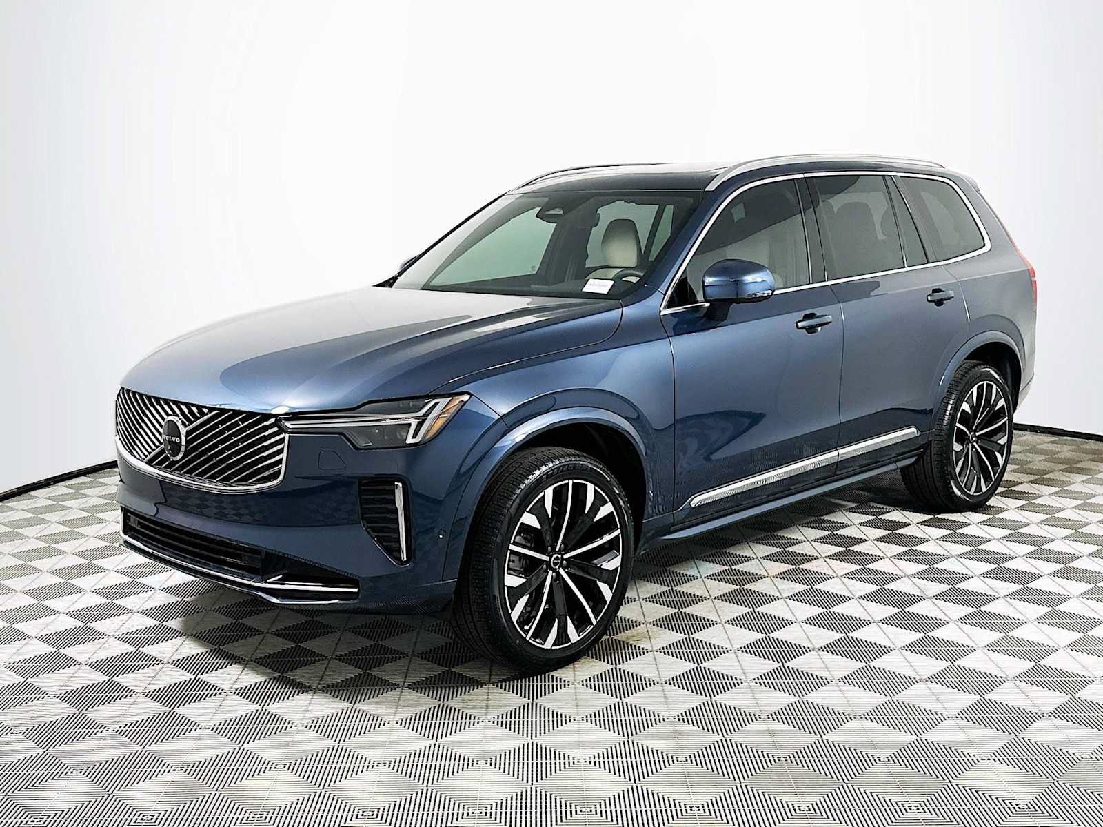 New 2026 Volvo XC90 B6 Plus w/ Protection Package Premier AWD/4WD image 3
