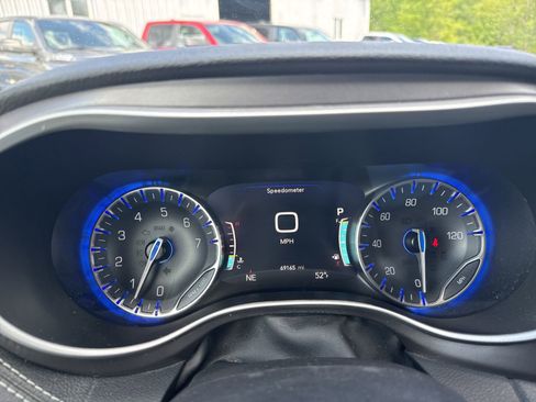 Used 2022 Chrysler Pacifica Touring-L FWD image 13
