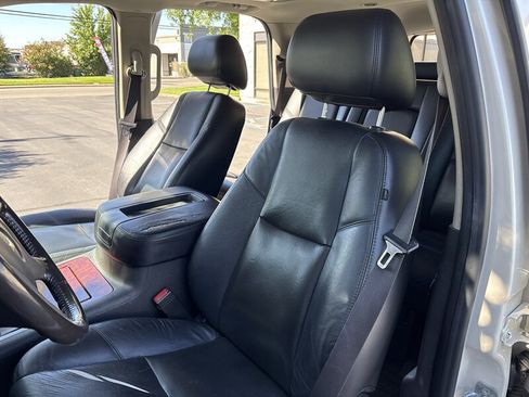 Used 2011 Chevrolet Tahoe LTZ RWD image 24