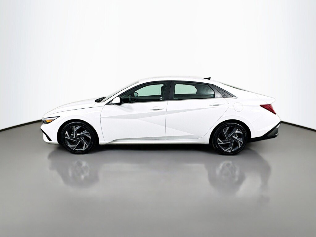 Used 2025 Hyundai Elantra SEL FWD image 2