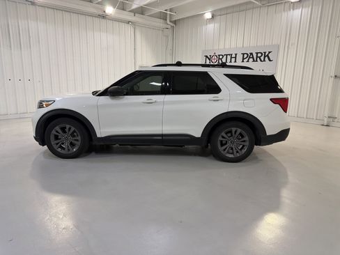 Used 2021 Ford Explorer XLT w/ Equipment Group 202A RWD image 2