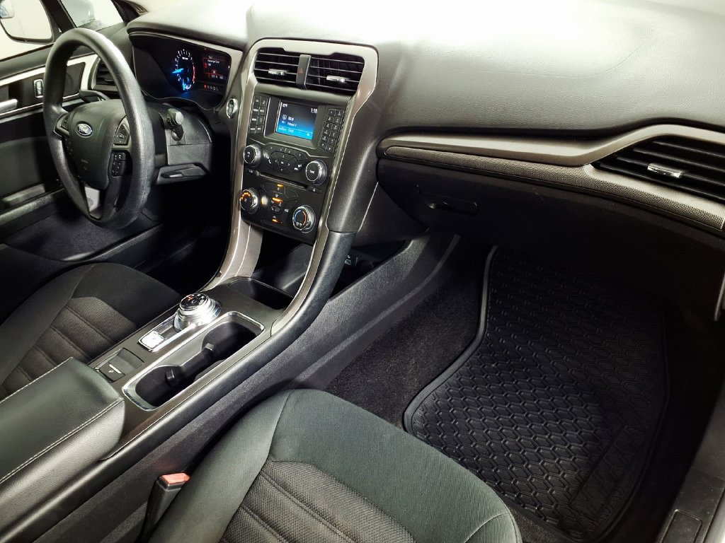 Used 2018 Ford Fusion SE FWD image 14