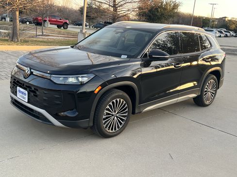 Certified 2025 Volkswagen Tiguan S image 5