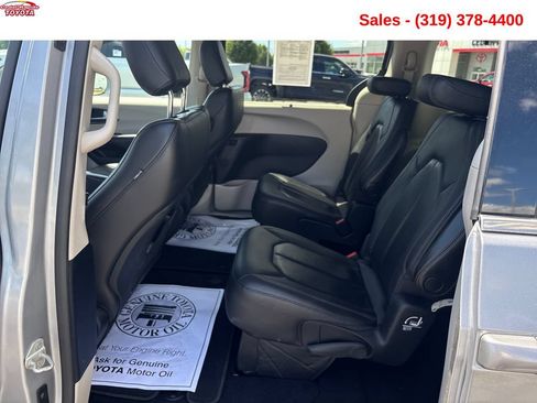 Used 2020 Chrysler Pacifica Touring-L FWD image 22