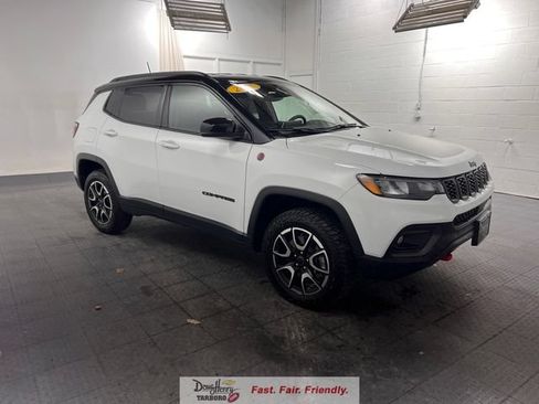 Used 2025 Jeep Compass Trailhawk AWD/4WD image 3