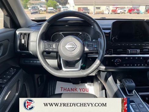 Used 2025 Nissan Pathfinder SL AWD/4WD image 13
