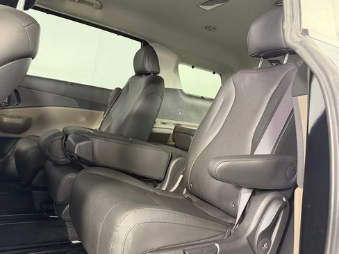 Used 2025 Kia Carnival EX image 28