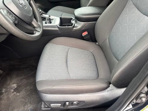 Used 2025 Toyota RAV4 XLE AWD/4WD image 19