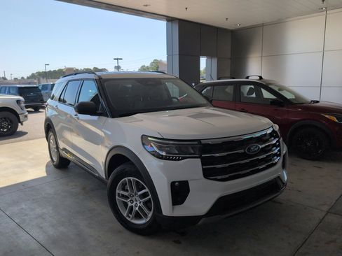 Used 2025 Ford Explorer Active w/ Active Comfort Package image 5