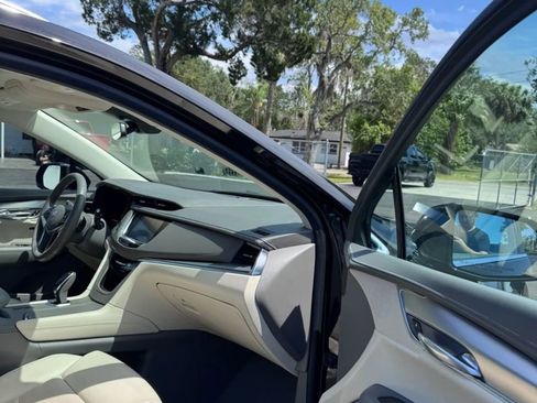 Used 2017 Cadillac XT5 Luxury w/ Driver Awareness Package FWD image 10
