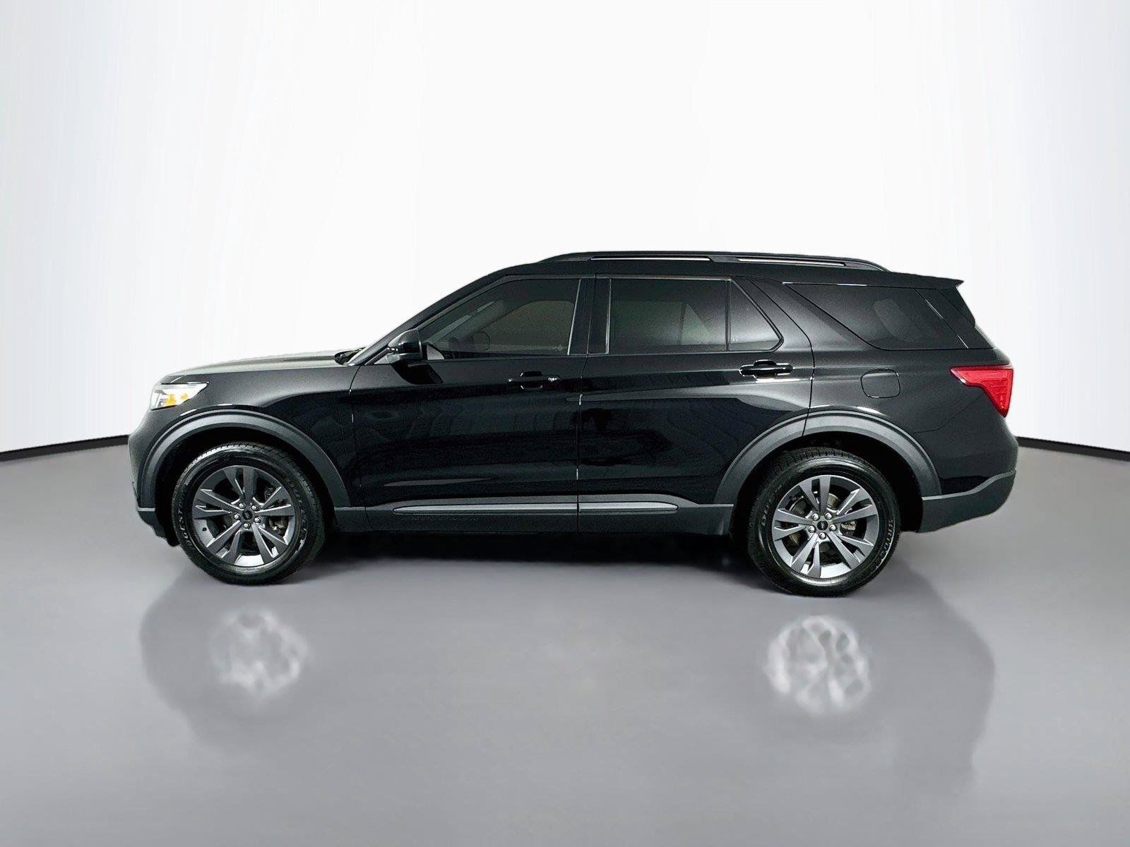 Used 2023 Ford Explorer XLT w/ Equipment Group 202A AWD/4WD image 8
