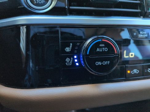 Used 2024 Nissan Pathfinder Platinum image 21