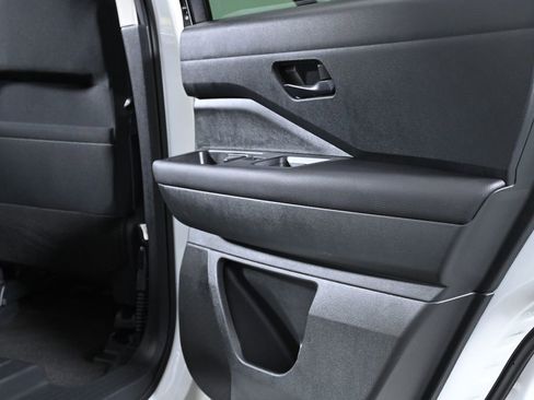 Used 2025 Nissan Pathfinder SV image 29