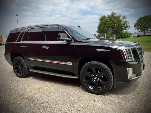 Used 2017 Cadillac Escalade Luxury AWD/4WD image 7