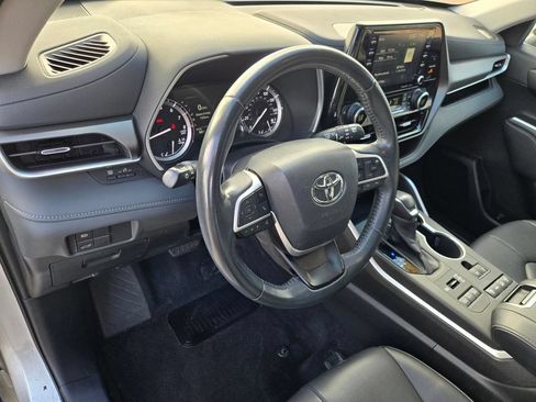 Used 2022 Toyota Highlander XLE AWD/4WD image 17