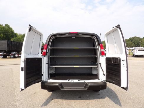 Used 2022 GMC Savana 2500 RWD image 40