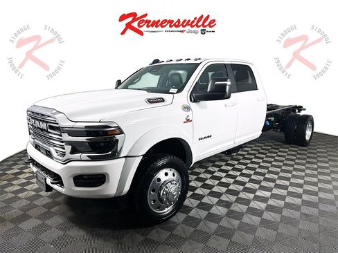 New 2026 RAM 4500 4x4 Crew Cab DRW image 3