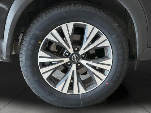 Used 2023 Nissan Rogue SV image 8