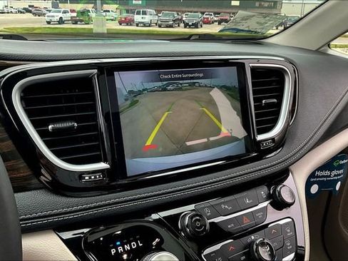 Used 2023 Chrysler Pacifica Limited FWD image 13
