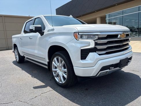 Used 2024 Chevrolet Silverado 1500 High Country w/ High Country Premium Package AWD/4WD image 3