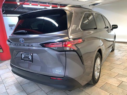 Used 2021 Toyota Sienna XLE image 8