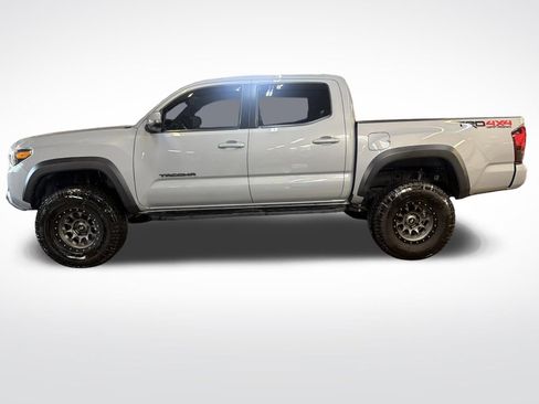 Used 2019 Toyota Tacoma TRD Off-Road w/ TRD Premium Off Road Package AWD/4WD image 2