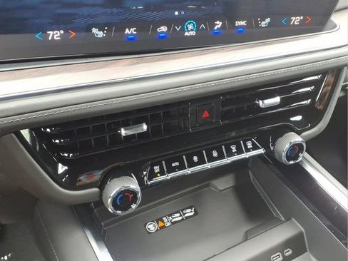 New 2026 Chevrolet Suburban LT image 6