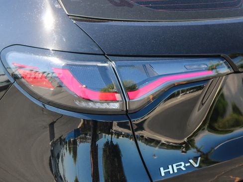 Certified 2025 Honda HR-V LX image 9