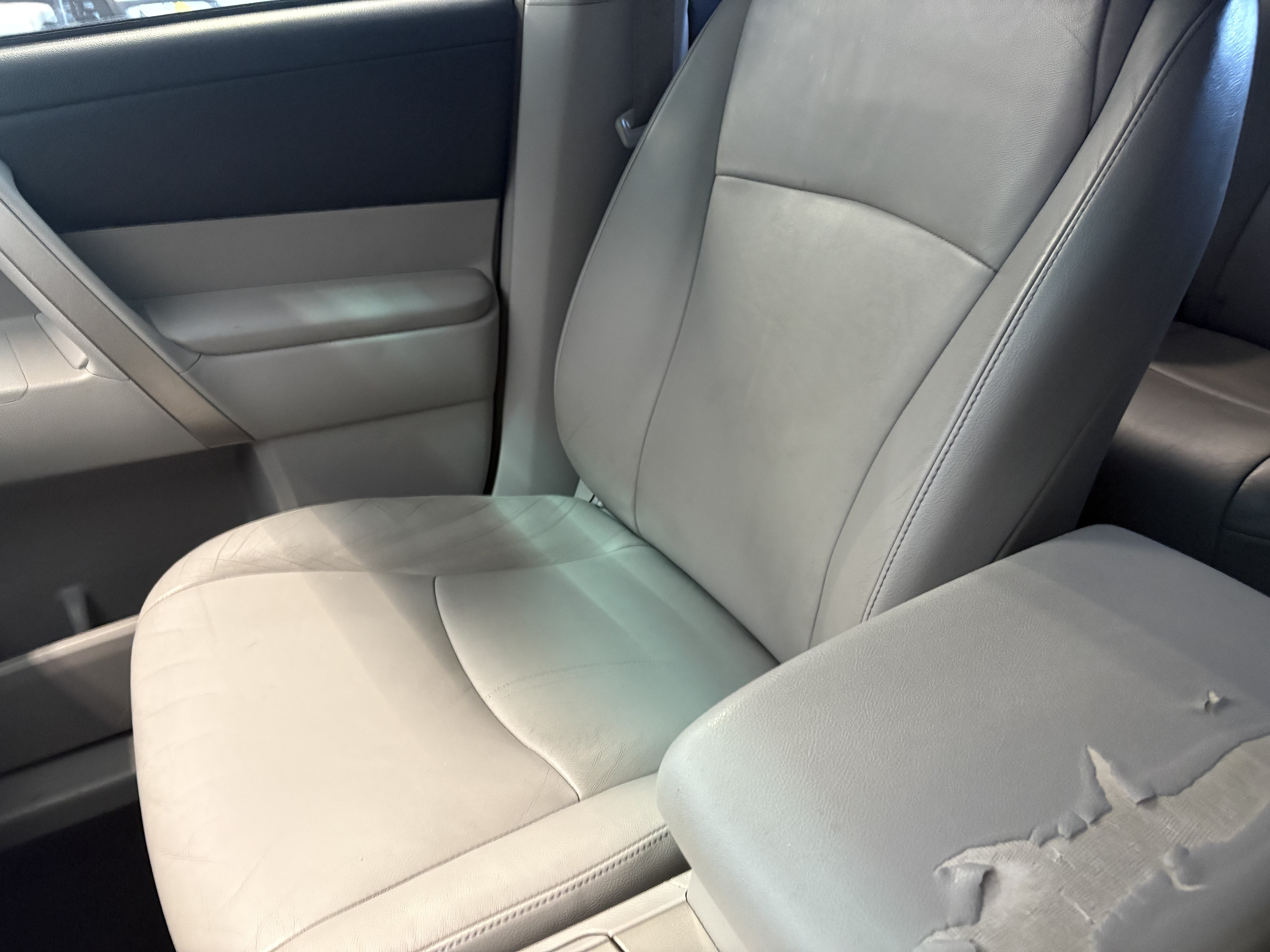 Used 2013 Toyota Highlander SE FWD image 18