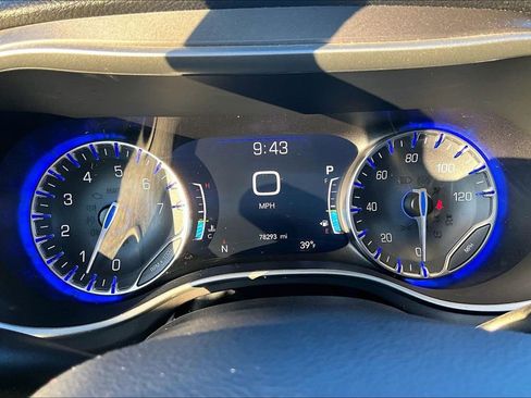 Used 2022 Chrysler Pacifica Touring-L image 14